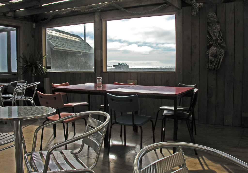 Salón de una cafetería con vista al exterior