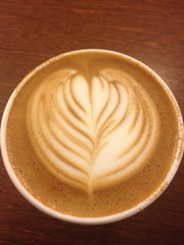 Capuchino con espuma cremosa en taza blanca
