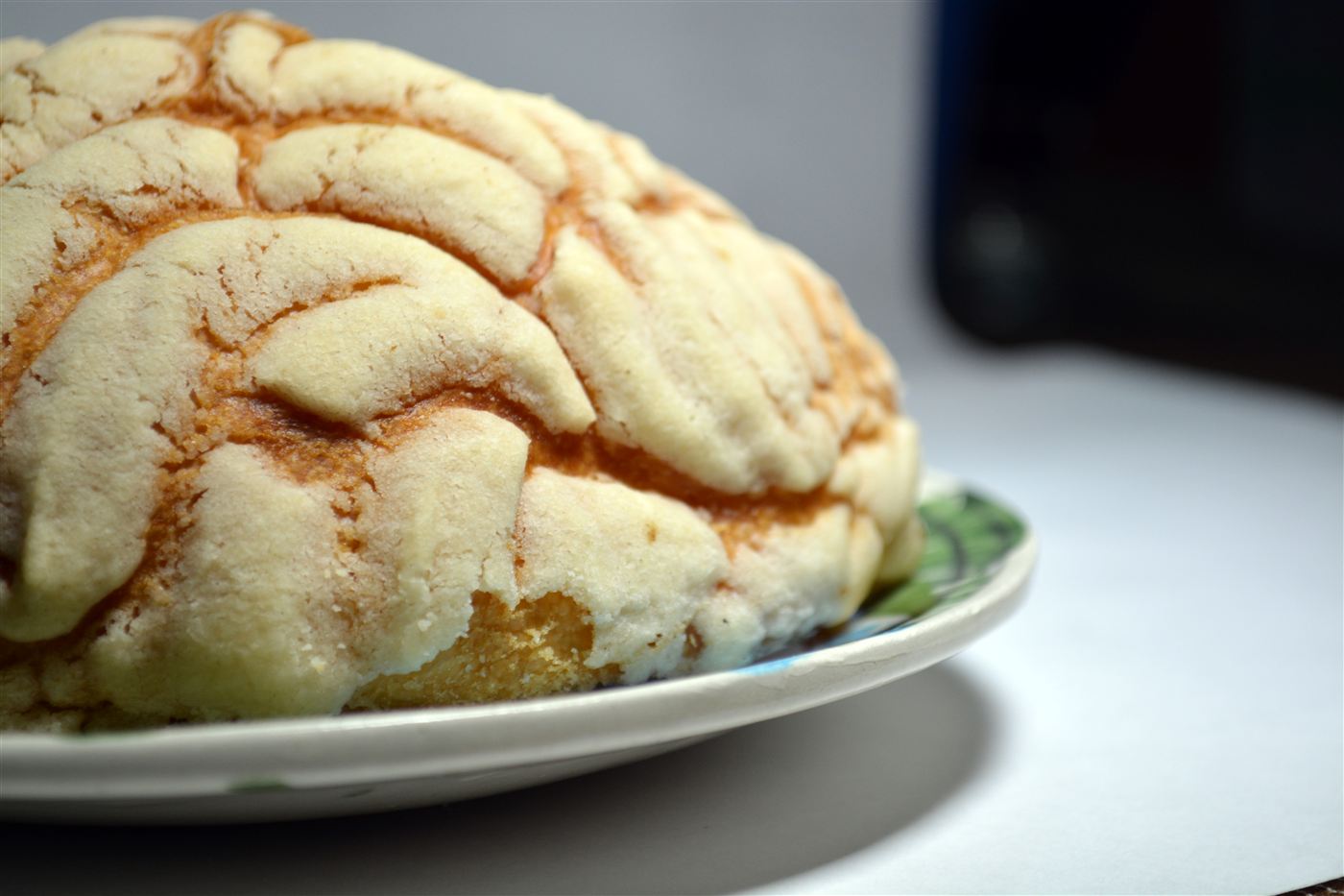 Concha de pan dulce mexicano recién horneada