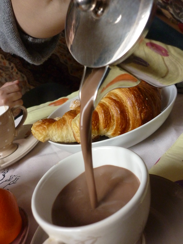 Croissant relleno de chocolate, partido a la mitad