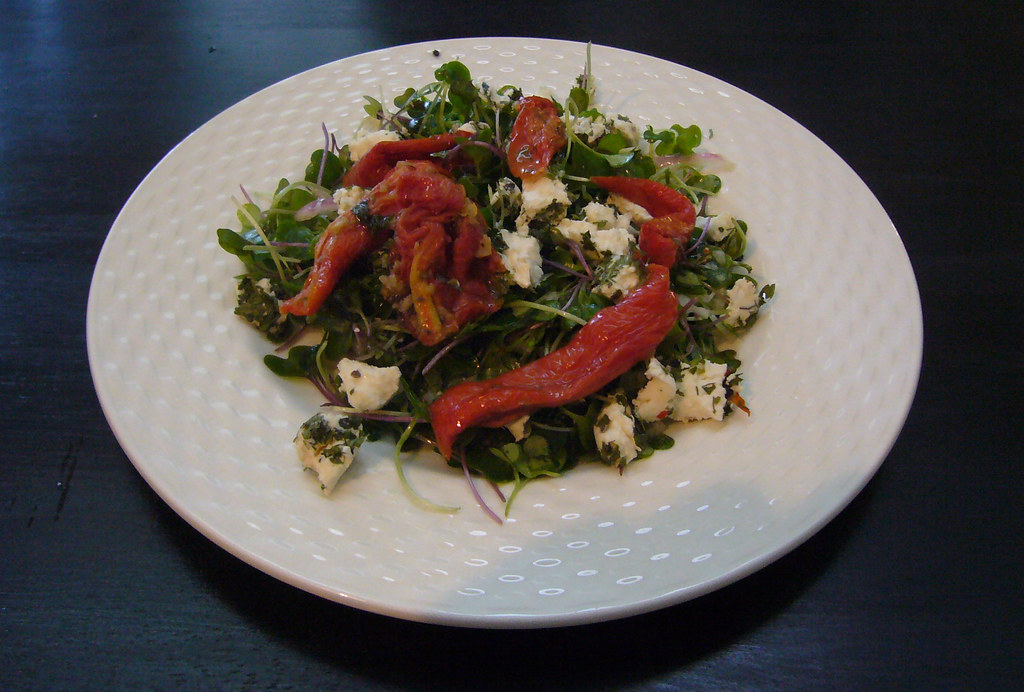 Ensalada de hojas verdes y hierbas frescas