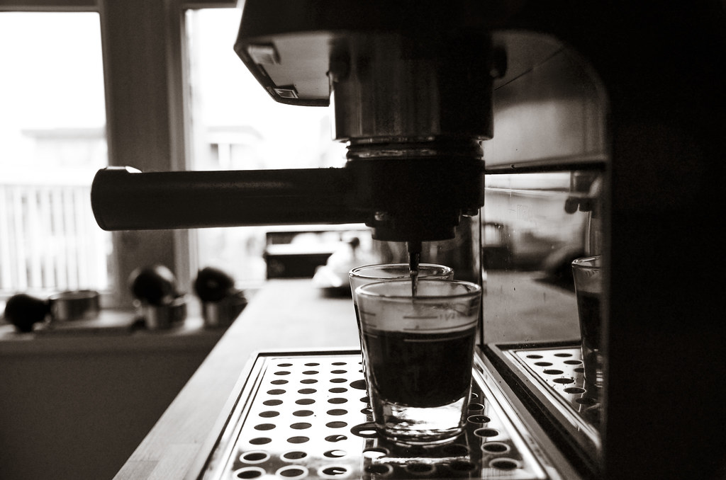 Taza de espresso recién extraído