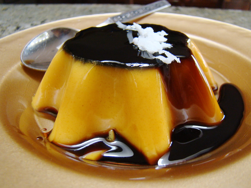 Flan de coco bañado en caramelo