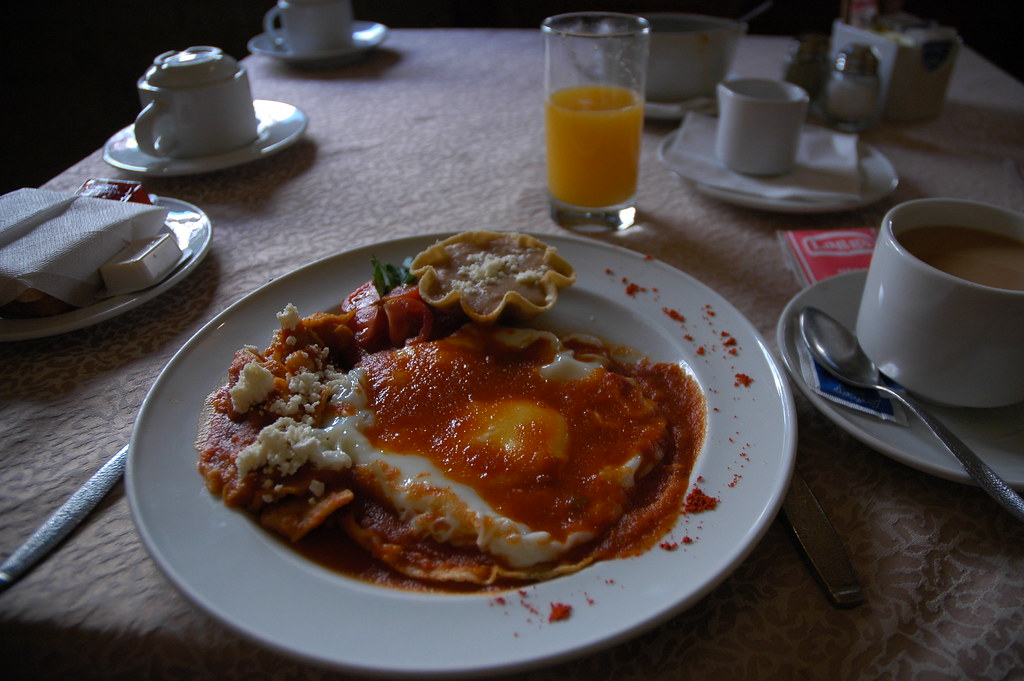 Huevos rancheros bañados en salsa, sobre tortilla